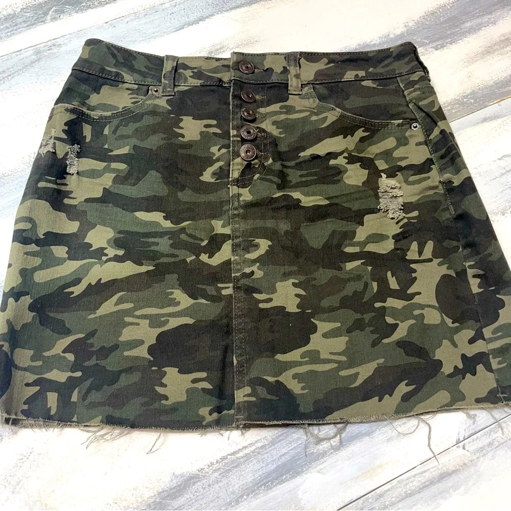 Vanilla Star Camouflage Denim Mini Raw Hem Button Fly Skirt Women’s Size 29/9